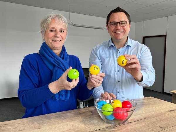 Landrat Marco Voge (rechts) und Petra Schaller, Klimaschutzbeauftragte des Märkischen Kreises (links), losten die diesjährigen Gewinner der Klimaexpedition aus. Foto: Katharina Buschmann / Märkischer Kreis