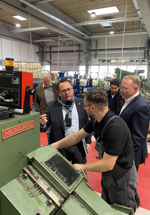 Landrat Marco Voge beim Unternehmensbesuch der Schmeck Verbindungstechnik in Lüdenscheid, rechts Geschäftsführer Lutz A. Schneppendahl. Foto: Alexander Bange / Märkischer Kreis