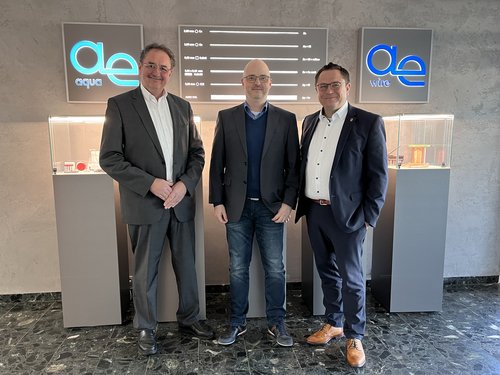 Unternehmensbesuch im Feindrahtwerk Adolf Edelhoff in Iserlohn. Im Bild (v.l.n.r.): Jochen Schröder (GWS), Stefan Brauckmann (Prokurist / Vertriebsleiter Feindrahtwerk Adolf Edelhoff) und Landrat Marco Voge. Foto: Katharina Buschmann / Märkischer Kreis