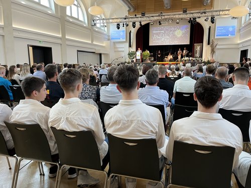 Landrat Marco Voge begrüßte die Sportlerinnen und Sportler, Ehrengäste aus Politik und Verwaltung sowie Zuschauerinnen und Zuschauer im Städtischen Saalbau in Iserlohn-Letmathe. Foto: Hannah Heyn / Märkischer Kreis