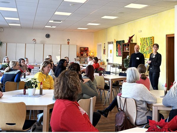 Jugendamtsleiter Meinolf Hammerschmidt und Christine Kaiser-Gotthardt begrüßten die Kindertagespflegepersonen zum Adventsfrühstück. Foto: Märkischer Kreis