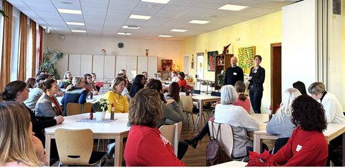 Jugendamtsleiter Meinolf Hammerschmidt und Christine Kaiser-Gotthardt begrüßten die Kindertagespflegepersonen zum Adventsfrühstück. Foto: Märkischer Kreis