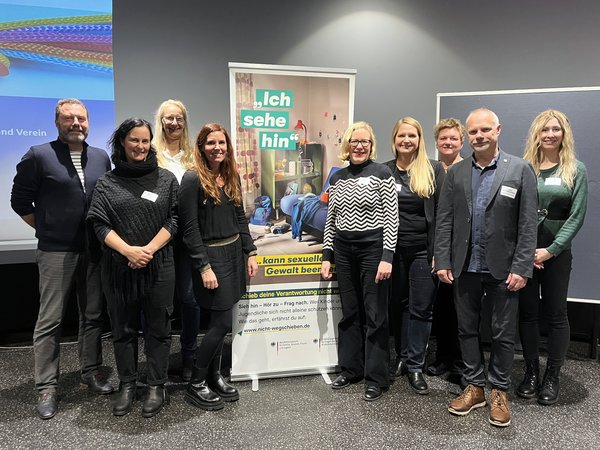 Die Referenten Ansgar Röhrbein (1. v. l.) und Kathrin Behrens (5. v. r.) gaben beim Fachtag "Offene Augen und Ohren für Kinder" in der Phänomenta Lüdenscheid wichtige Impulse. Foto: Hannah Heyn / Märkischer Kreis