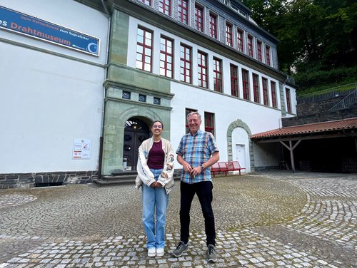 Die Freiwillige Djeneba Amadi (links) unterstützt Holger Lüders (rechts), Konservator und Restaurator, im Bereich Restaurierung und Konservierung im Deutschen Drahtmuseum. Foto: Eileen Bräuniger / Märkischer Kreis