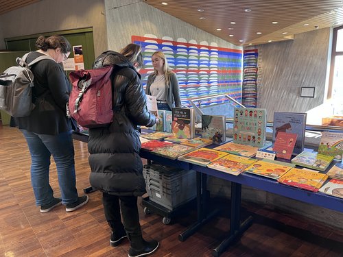 Die Teilnehmerinnen und Teilnehmer nutzten die Pause, um über den ‚Markt der Möglichkeiten‘ zu schlendern. Foto: Katharina Buschmann / Märkischer Kreis