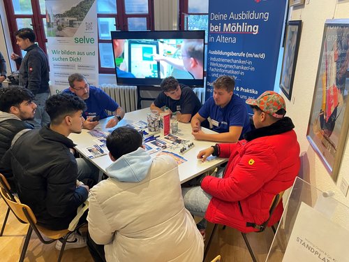 Schülerinnen und Schüler des Berufskollegs für Technik des Märkischen Kreises aus Lüdenscheid und der Lenneschule aus Altena informierten sich bei der Jobmesse im Deutschen Drahtmuseum über regionale Ausbildungsangebote metallverarbeitender Betriebe. Foto: Bernadette Lange/ Märkischer Kreis