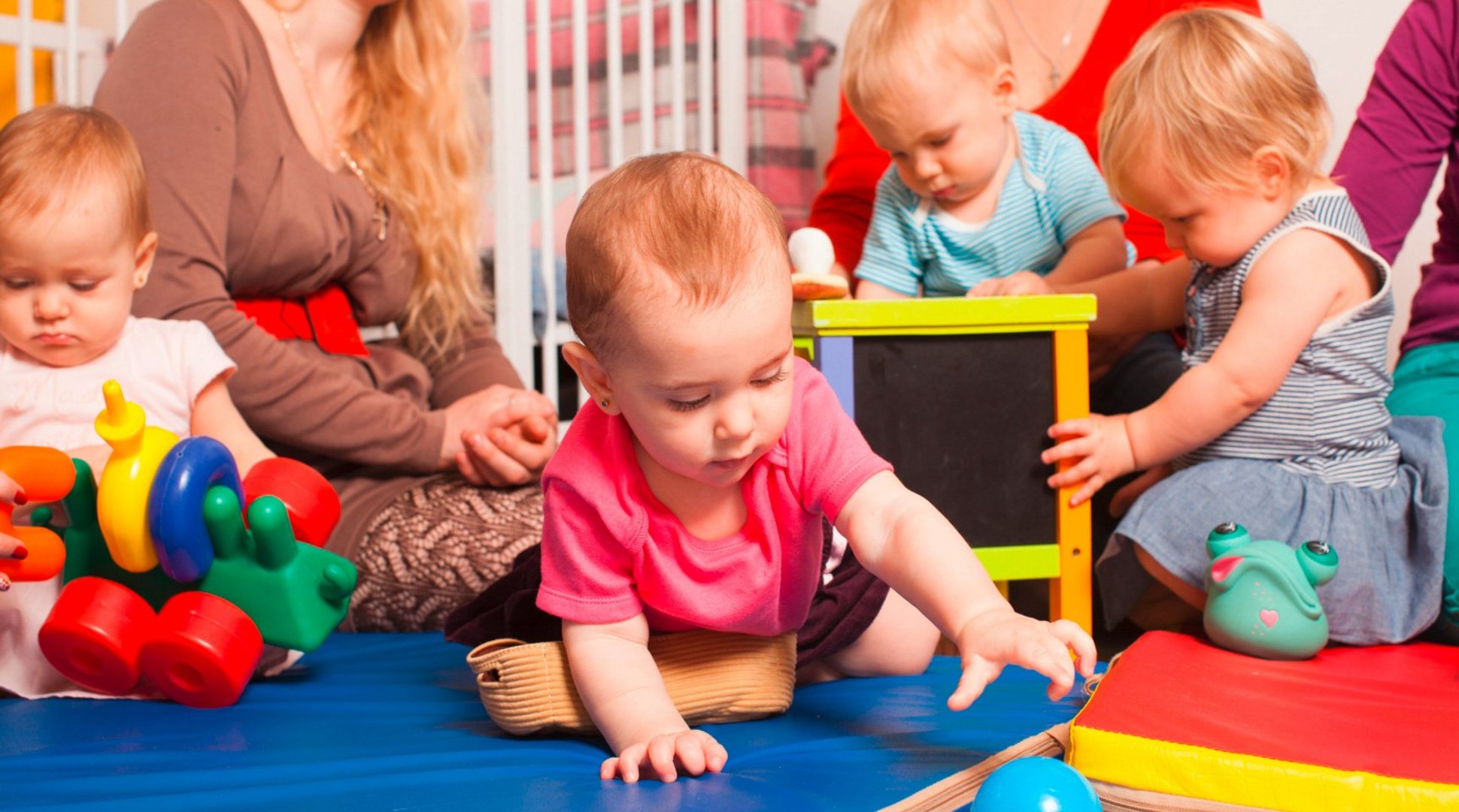 Kinder im Kindergarten mit Erziehern