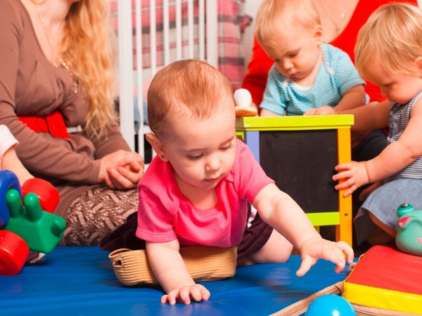 Kinder im Kindergarten mit Erziehern