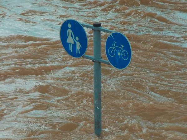 verkehrsschilder stehen im hochwasser