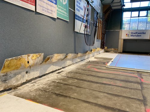 Die Kreissporthalle ist seit dem 1. September aufgrund eines Wasserschadens geschlossen. Eine Analyse ergab, dass Feuchtigkeit an mehreren Stellen – unter anderem an den Wandfugen und im Anschlussbereich zwischen Bodenplatte und Wänden – in das Gebäude eindringt. Foto: Alexander Bange / Märkischer Kreis