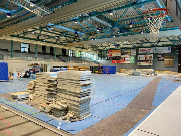 Der Bau- und Straßenausschuss des Märkischen Kreises hat „Grünes Licht“ für eine Sanierung der Kreissporthalle des Hönne-Berufskollegs in Menden gegeben. Foto: Alexander Bange / Märkischer Kreis