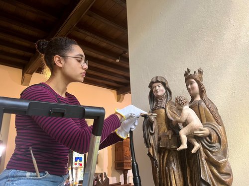 Hier hilft Djeneba die Exponate aus der Burgkapelle zu reinigen und den „Herscheider Altar“ nach einer Baumaßnahme wiederaufzubauen. Foto: Eileen Bräuniger / Märkischer Kreis 