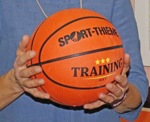 Bei der Basketball-Kreismeisterschaft der Grundschulen am Mittwoch, 12. Februar, spielen 12 Mannschaften um den Sieg. Symbol-Foto: Alexander Bange / Märkischer Kreis