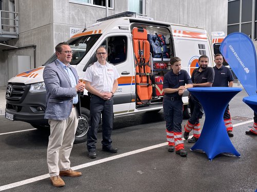 In einer kurzen Ansprache bedankte sich Landrat Marco Voge bei den anwesenden Bundestagsabgeordneten für die Stationierung des neuen Fahrzeuges zum Aufbau der Medizinischen Task Force. Foto: Katharina Buschmann / Märkischer Kreis