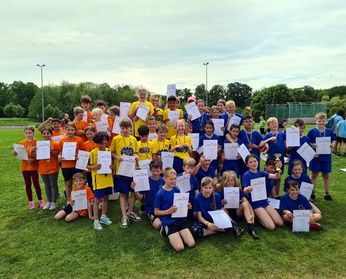 Leichtathletik-Kreismeisterschaft der Grundschulen: Die Kinder freuten sich am Ende über Pokale, Medaillen und Urkunden. Foto: Märkischer Kreis