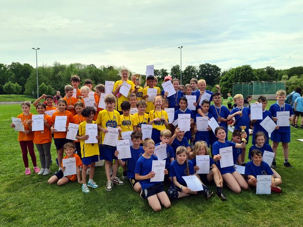 Leichtathletik-Kreismeisterschaft der Grundschulen: Die Kinder freuten sich am Ende über Pokale, Medaillen und Urkunden. Foto: Märkischer Kreis