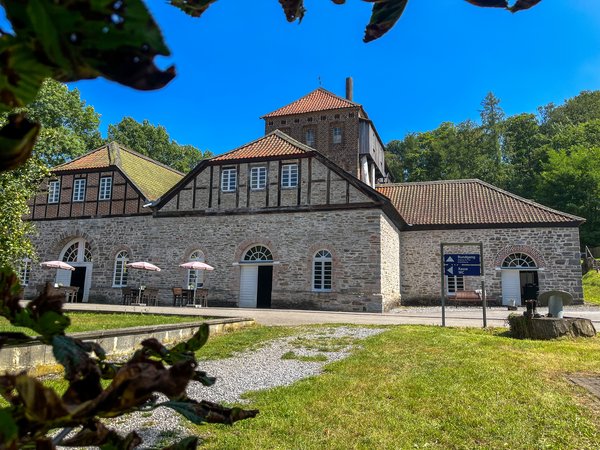 Die E-Bike-Höhlenroute wird auch entlang der Luisenhütte Balve-Wocklum führen. Foto: Hannah Heyn / Märkischer Kreis