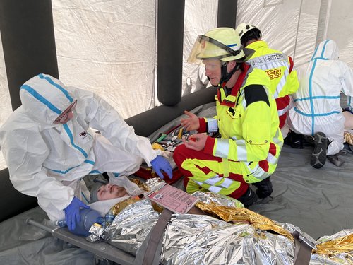 Übergabe der Patienten an den Rettungsdienst. Foto: Katharina Buschmann / Märkischer Kreis