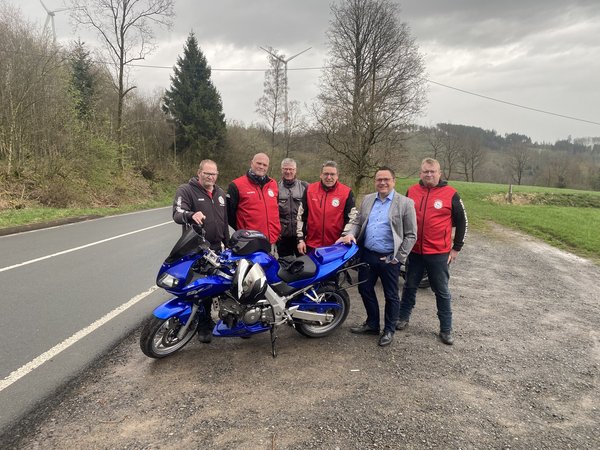 Im Märkischen Kreis gibt es attraktive Strecken für Biker. Umso wichtiger ist es, dass alle Verkehrsteilnehmer aufeinander Rücksicht nehmen. Unser Bild zeigt (von links): Frank Tölle, Thomas Neef, Georg Schulte, Olaf Keul, Landrat Marco Voge und Rico Knecht. Foto: Märkischer Kreis