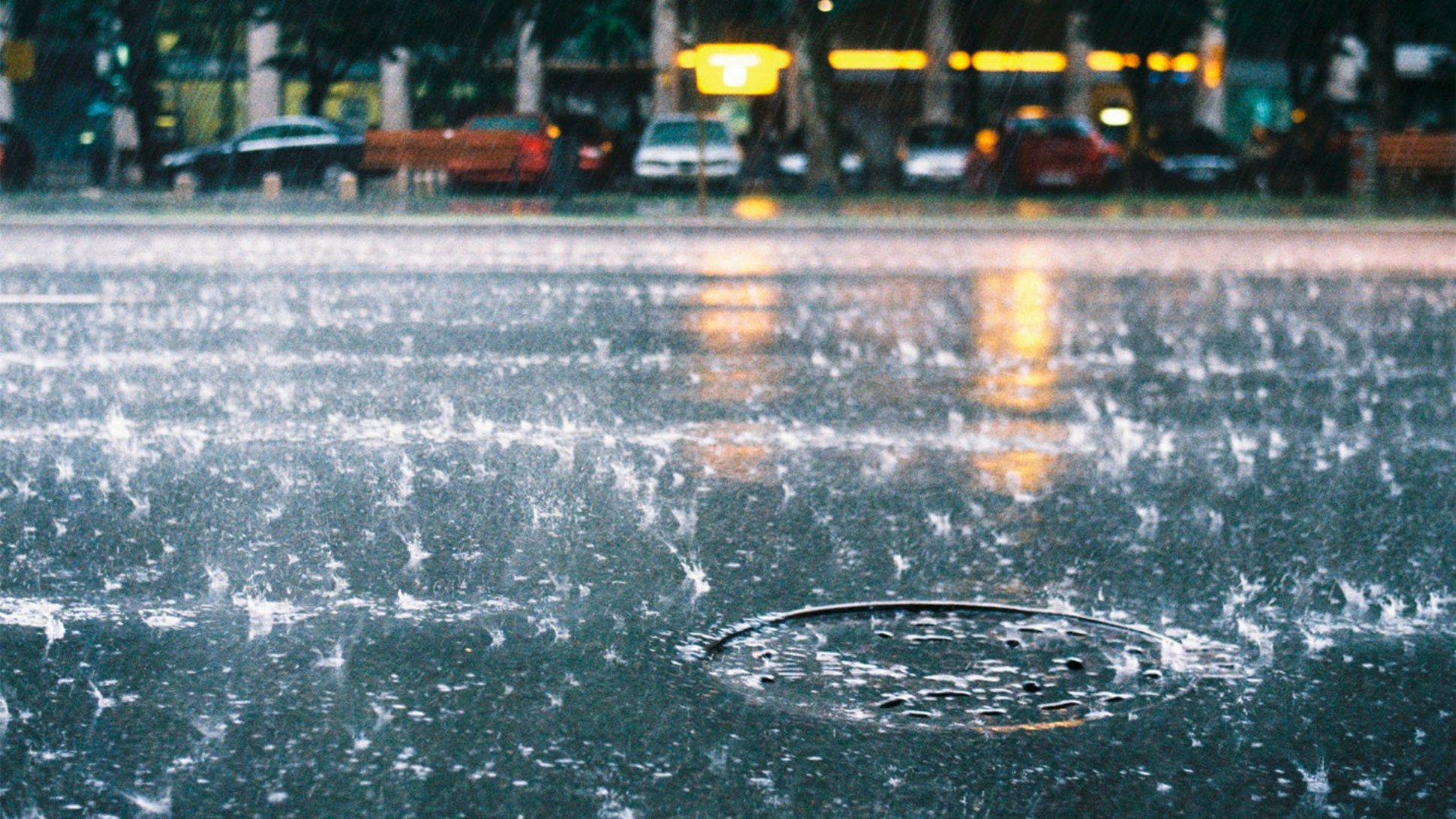 starker regen auf einer Straße