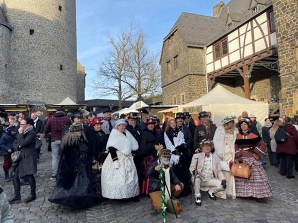 Kostüme im viktorianischen Stil waren beim Winter-Spektakulum ein Hingucker. Foto: Detlef Krüger/Märkischer Kreis