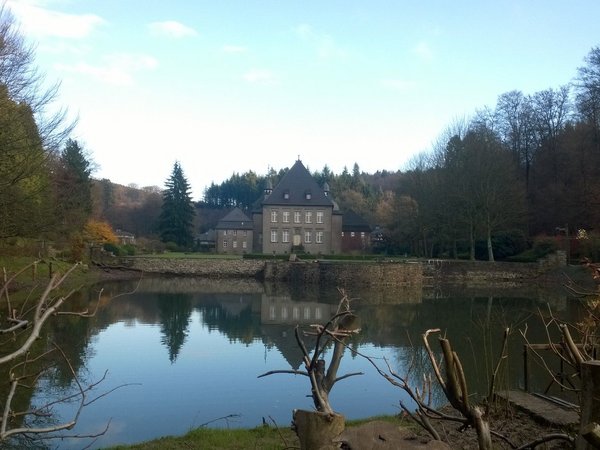 Der Naturpark Sauerland Rothaargebirge lädt zu einer kulturgeschichtlichen Wanderung nahe Schloß Neuenhof in Lüdenscheid ein. Foto: Alexander Neumann