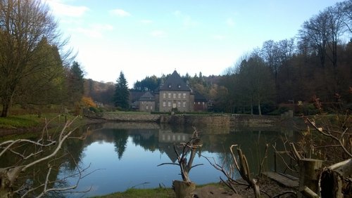 Der Naturpark Sauerland Rothaargebirge lädt zu einer kulturgeschichtlichen Wanderung nahe Schloß Neuenhof in Lüdenscheid ein. Foto: Alexander Neumann