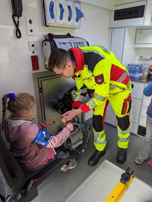 Die Erste-Hilfe-Erziehung für Grundschülerinnen und -schüler soll auch das Vertrauen gegenüber dem Rettungsdienst ausbauen und verstärken. Foto: Märkischer Kreis