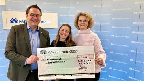 Für die Unterstützung der Kindertrauergruppe Schneckenhaus in Kierspe erhielten Katharina Loskand und Beate Kolb aus den Händen von Landrat Marco Voge eine Spende über 1.000 Euro aus den Erträgen der Sozialstiftung Märkische Kreis. Foto: Ulla Erkens/Märkischer Kreis