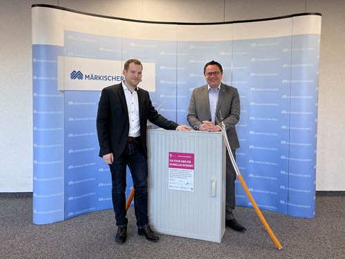 Mobilfunkkoordinator Matthias Pohl (links) und Landrat Marco Voge freuen sich über den erfolgreichen Glasfaser-Ausbau. Foto: Katharina Buschmann / Märkischer Kreis