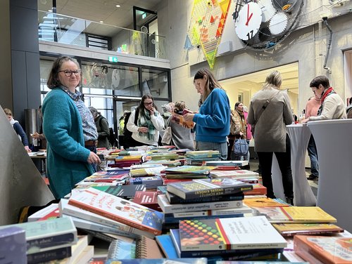 Spannende Literatur zum Fachtag "Offene Augen und Ohren für Kinder" konnten die Teilnehmerinnen und Teilnehmer am Büchertisch kennenlernen. Foto: Hannah Heyn / Märkischer Kreis