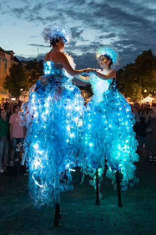 Nicht zu übersehen bei Luise heizt ein: Stelzen-Walkact „Plastic –not so- Fantastic“. Foto: Peter Vos