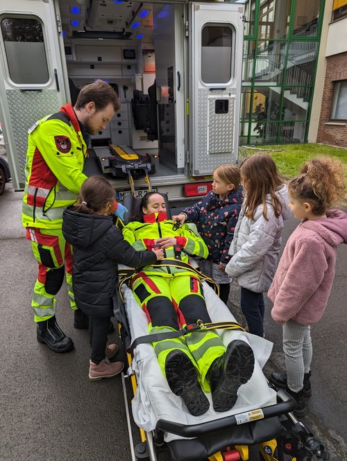 Am Rettungswagen konnten die Kinder unter anderem die Trage kennenlernen. Foto: Märkischer Kreis