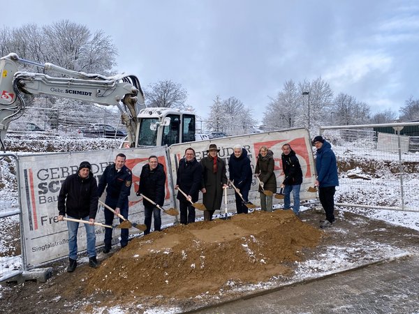 Unser Bild zeigt (von links) Uwe Schmidt von der bauausführenden Firma, Christopher Rehnert (Leiter Feuerwehr Lüdenscheid), Fabian Kesseler (1. Beigeordneter Stadt Lüdenscheid), Landrat Marco Voge, Hubertus Schulte-Filthaut (Vorsitzender Bauausschuss), Dr. Thorsten Kehe (Geschäftsführer Märkische Kliniken), Silke Mickler-Fahl (Architekturbüro), Manfred Fischer (Leiter Gebäudemanagement) sowie Projektleiter Björn Randewig. Foto: Alexander Bange / Märkischer Kreis