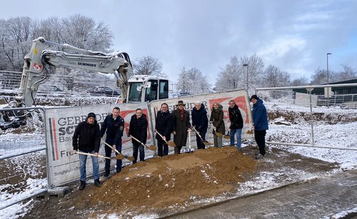 Unser Bild zeigt (von links) Uwe Schmidt von der bauausführenden Firma, Christopher Rehnert (Leiter Feuerwehr Lüdenscheid), Fabian Kesseler (1. Beigeordneter Stadt Lüdenscheid), Landrat Marco Voge, Hubertus Schulte-Filthaut (Vorsitzender Bauausschuss), Dr. Thorsten Kehe (Geschäftsführer Märkische Kliniken), Silke Mickler-Fahl (Architekturbüro), Manfred Fischer (Leiter Gebäudemanagement) sowie Projektleiter Björn Randewig. Foto: Alexander Bange / Märkischer Kreis