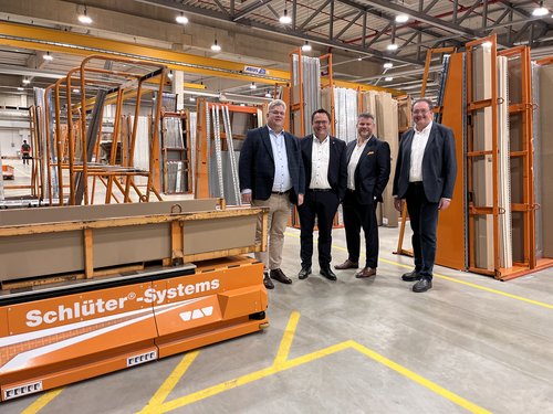 Im Austausch über das Unternehmen Schlüter-Systems und die Entwicklung waren (v.l.n.r.): Udo Schlüter (Geschäftsführer Schlüter-Systems), Landrat Marco Voge, Marc Schlüter (Geschäftsführer Schlüter-Systems) und Jochen Schröder (Geschäftsführer GWS MK). Foto: Hannah Heyn / Märkischer Kreis