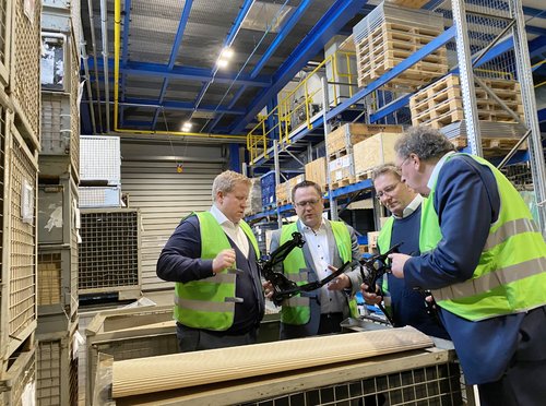 Die Geschäftsführer André Deimel (links) und Gert Middendorf (3. von links) führten Landrat Marco Voge und GWS-Geschäftsführer Jochen Schröder durch das Unternehmen in Neuenrade. Foto: Alexander Bange / Märkischer Kreis