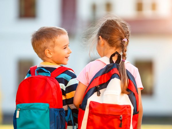 2 Schulkinder von hinten