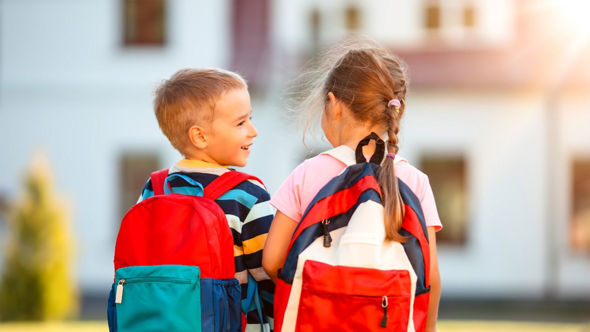 2 Schulkinder von hinten