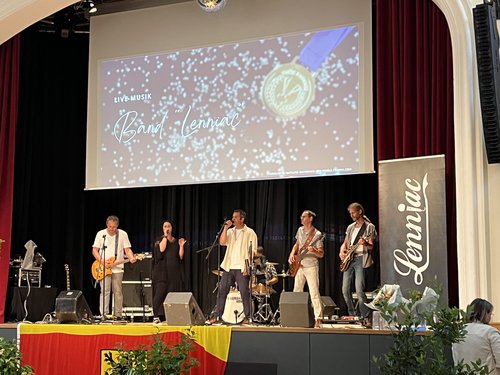 Die Band Lenniac hat die Sportlerehrung im Städtischen Saalbau in Iserlohn-Letmathe musikalisch begleitet. Foto: Hannah Heyn / Märkischer Kreis