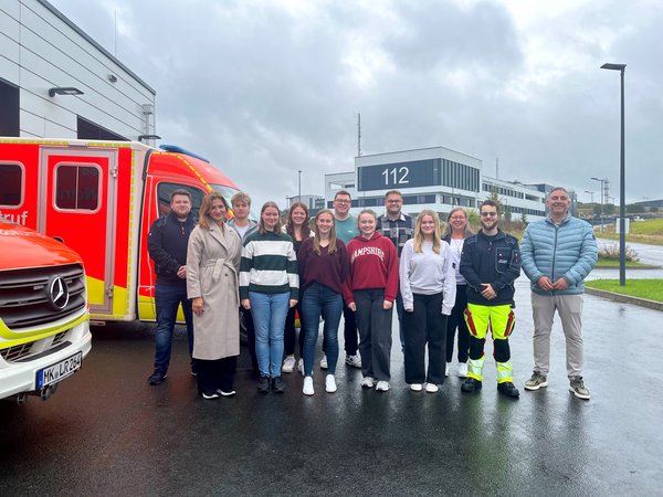 Die neuen Azubis Mischa Julian Mehrkens, Fabienne Palik, Georgios Moutafis, Lena Fisch, Lenja Reinecke, Dominik Drawer, Paula Pröpper und Vivien Sophie Eick wurden im Brandschutz- und Rettungsdienstzentrum des Märkischen Kreises von Andrea Crico (verantwortlich für Aus- und Fortbildung), Ausbildungskoordinator Selattin Alptekin, Michel Hering (Stellvertretender Ausbildungskoordinator), Peri Keskin (Praxisanleiterin) und Fabian Heß (Auszubildender) begrüßt. Foto: Eileen Bräuniger / Märkischer Kreis