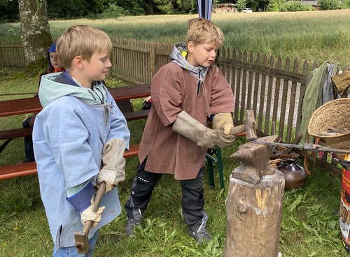 Bei der Ferienaktion an der Luisenhütte in Balve-Wocklum könner Kinder vier Tage in eine Rolle schlüpfen und alte Handwerkstechniken ausprobieren. Foto: Hannah Heyn/Märkischer Kreis