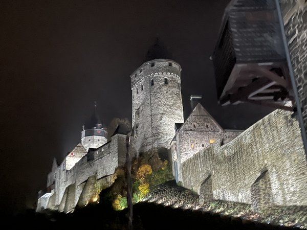 In den Winterferien laden die Burg Altena und das Deutsche Drahtmuseum zum Besuch ein. Bis zum 6. Januar erstrahlt die Höhenburg im Glanzlicht. Foto: Detlef Krüger/Märkischer Kreis