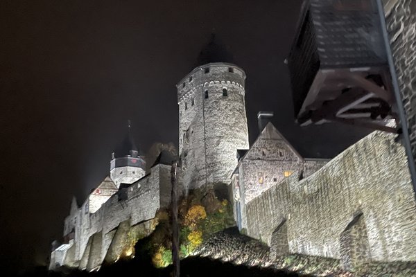 In den Winterferien laden die Burg Altena und das Deutsche Drahtmuseum zum Besuch ein. Bis zum 6. Januar erstrahlt die Höhenburg im Glanzlicht. Foto: Detlef Krüger/Märkischer Kreis