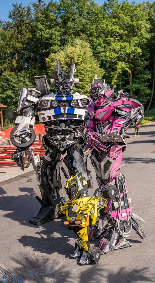 AJ-Designs präsentieren ihre Transformer „WheelJack“ und „Arcee“  bei Anno Tucks Zeitreise auf der Burg Altena am ersten Augustwochenende. Foto: Marco Bauernfeind