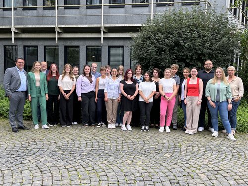 14 neue Nachwuchskräfte sind zum 1. August bei der Kreisverwaltung des Märkischen Kreises in die Ausbildung gestartet. Begrüßt wurden sie unter anderem von Landrat Marco Voge (links). Foto: Hannah Heyn / Märkischer Kreis