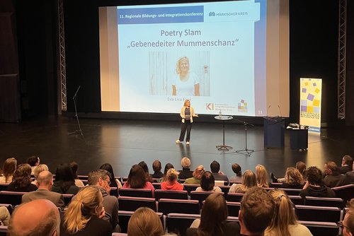 Eva-Lisa Finzi sorgte mit ihrem kurzweiligen Poetry Slam „#mitWIRKUNG – Worte bewegen was“ das ein oder andere Mal für Schmunzeln im Saal. Foto: Eileen Bräuniger / Märkischer Kreis