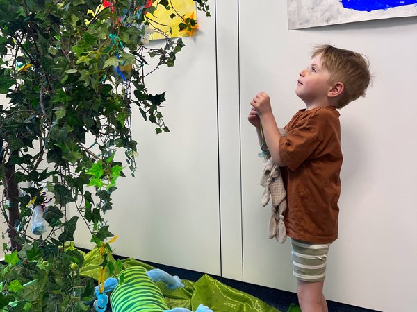 Die Kinder hängten stolz ihren Nucki an den Schnullerbaum im Lüdenscheider Kreishaus. Foto: Katharina Buschmann / Märkischer Kreis