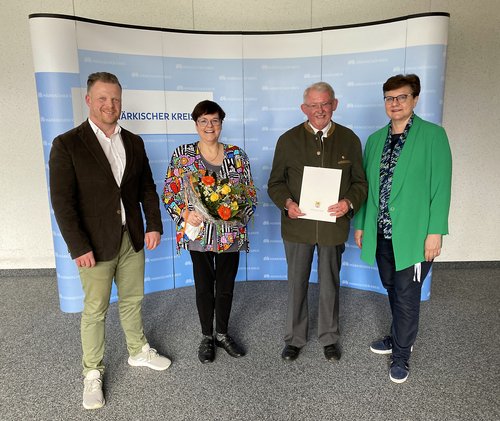 Unser Bild zeigt (von links): Matthias Heveling (neuer Kreisjagdberater), Annegret Schmitt, Bernd-Josef Schmitt (ehemaliger Kreisjagdberater) und Kreisdirektorin Barbara Dienstel-Kümper. Foto: Alexander Bange / Märkischer Kreis