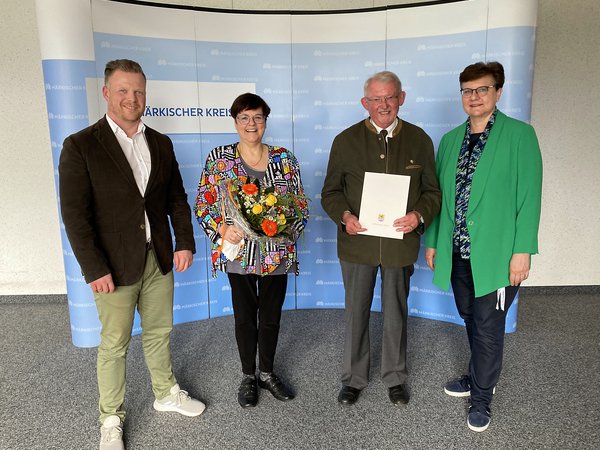 Unser Bild zeigt (von links): Matthias Heveling (neuer Kreisjagdberater), Annegret Schmitt, Bernd-Josef Schmitt (ehemaliger Kreisjagdberater) und Kreisdirektorin Barbara Dienstel-Kümper. Foto: Alexander Bange / Märkischer Kreis